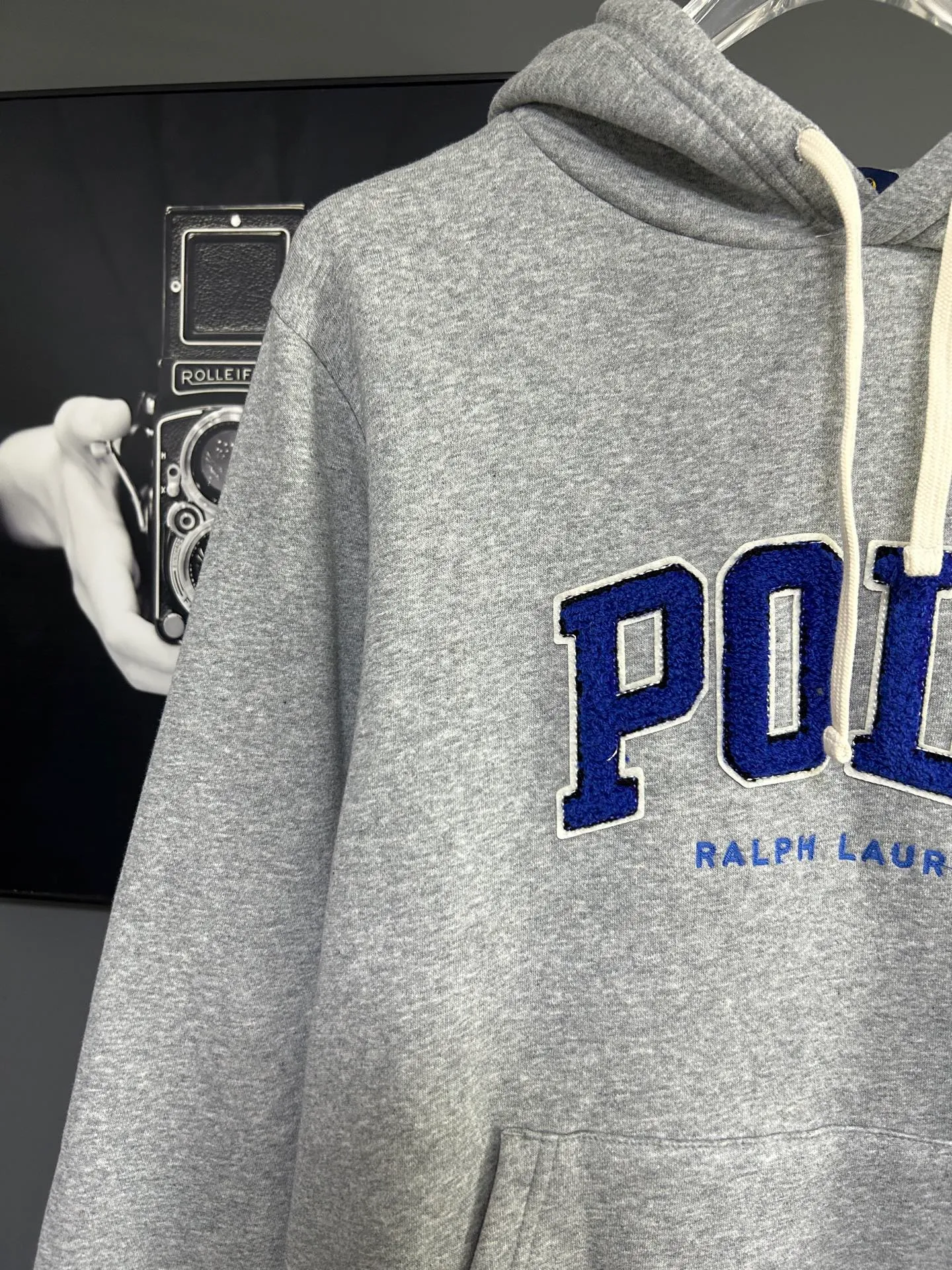 P230 𝗥𝗮𝗹𝗽𝗵 𝗟𝗮𝘂𝗿𝗲𝗻/Ralph Lauren🐎Towel embroidered hooded sweatshirt 380g Expo velvet hooded sweatshirt High-end official original one-to-one replica - customized original fabrics, accessories, hang tags, collar labels, and packaging are all made according to the original version to distinguish the cheap and wrong versions on the market This hooded sweatshirt is decorated with the simple style that represents Ralph Lauren and is paired with the classic Polo towel embroidery pattern, which is three-dimensional and full! The solid color fabric paired with exquisite embroidery instantly sets it off! Hooded sports design, loose and casual fit! The overall texture is very strong! Through the pictures, we can feel the thickness and texture of custom-woven and dyed threads. The workmanship is exquisite. They are shipped from major foreign trade factories. They are all made by masters with many years of experience. Everything is of high standards and requirements! Simple and versatile style ~ super delicate and soft, close to the body without being tied, all fabrics and accessories are original custom-made and of high quality! Perfectly reflects the brand’s sense of superiority! Standard cut, comfortable stretch, unrestricted movement! Highly practical, high-end and classy! Versatile style ~ can be paired with jeans or jogging pants. Ideal for transitioning from your morning commute to weekend events!  Color: Gray Blue Size: S-2XL
